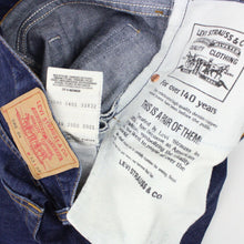 Load image into Gallery viewer, Mens LEVIS 590 Jeans Indigo | W33 L32
