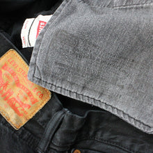 Load image into Gallery viewer, LEVIS 501 Jeans Black | W36 L32
